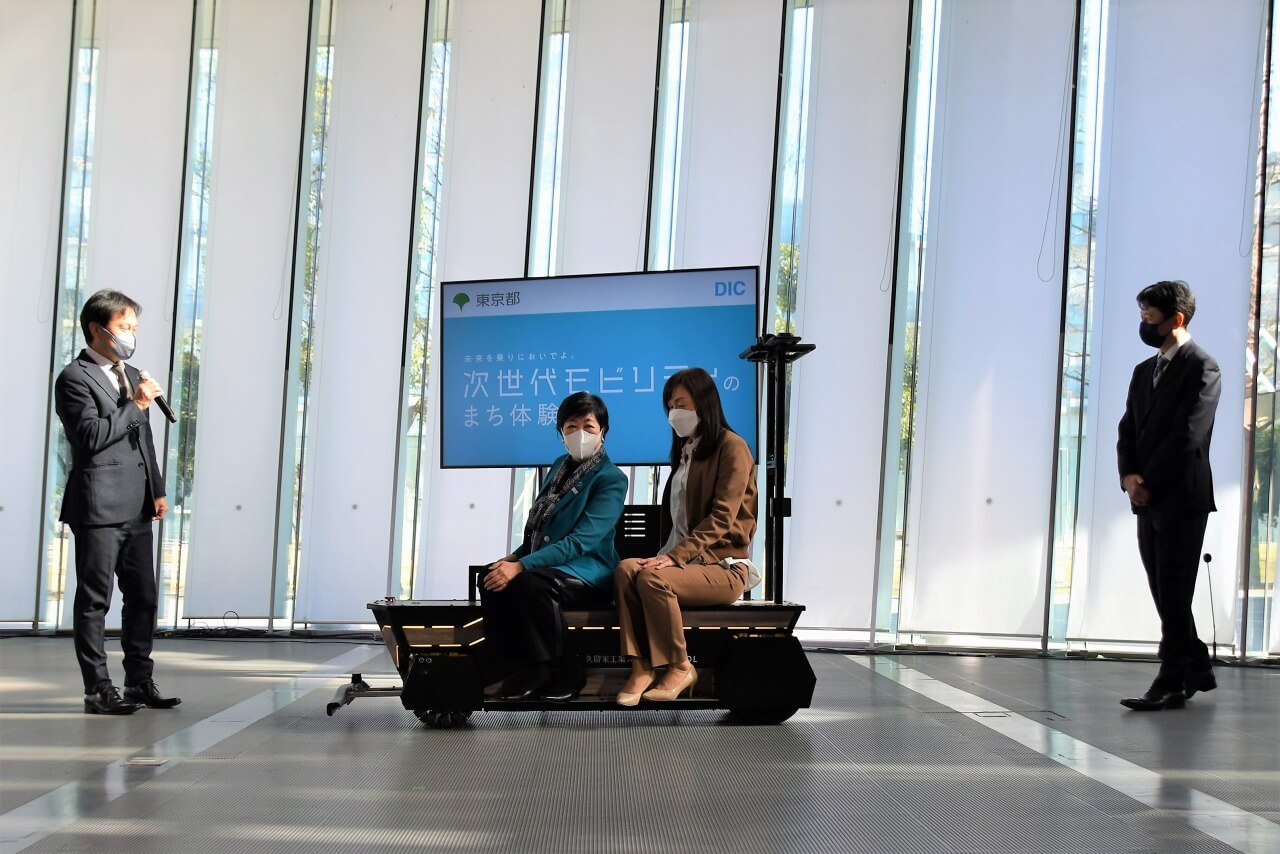 （左から）説明を行う東教授、試乗中の小池都知事と浅川館長、正木社長