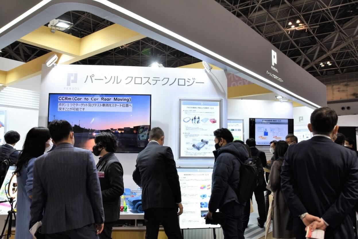 各コーナーのスタッフが展示品についてお客様に説明