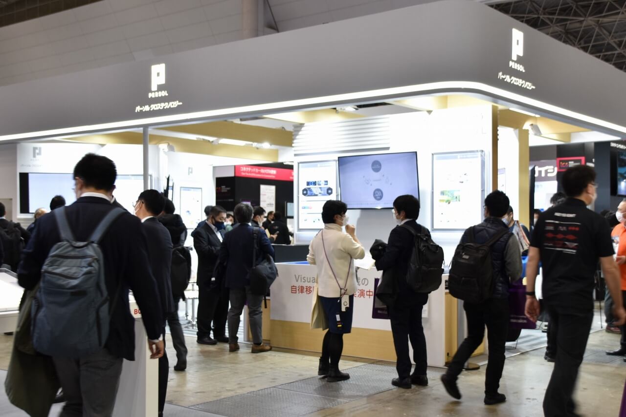 通路から見た当社ブース側面